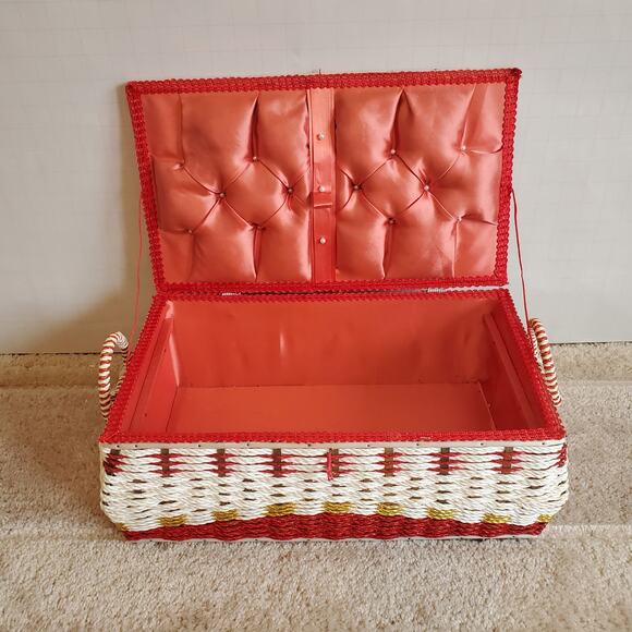Vintage Sewing Basket - Perfect for Hiding Your Secrets (and Thread) - Picture 4 of 8